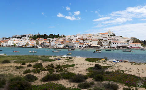 Ferragudo, schildersachtig vissersdorp, Portugal, camperplek, panorama, bootjes
